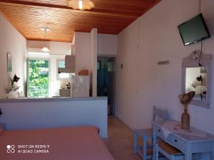 a living room with a table and a kitchen at Soustas Apartments in Longós