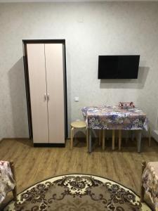 Μια τηλεόραση ή/και κέντρο ψυχαγωγίας στο Apartment Aviatsii 3