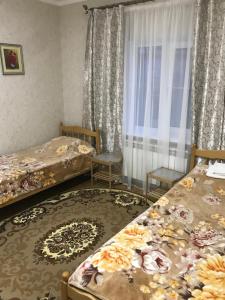 Ένα ή περισσότερα κρεβάτια σε δωμάτιο στο Apartment Aviatsii 3