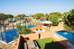 een luchtzicht op een resort met 2 zwembaden bij Mobil home Sylvie et Alain in Canet-en-Roussillon