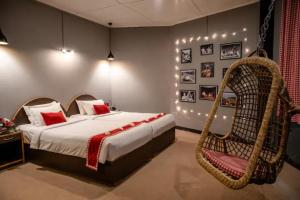 1 dormitorio con cama y silla colgante en Woodstock Resort, en Shillong