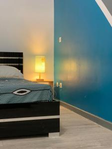 1 dormitorio con 1 cama y 1 mesa con lámpara en L’ÉMERAUDE 3 en Châlons-en-Champagne