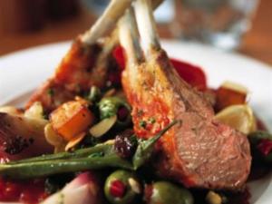 um prato branco de alimentos com carne e produtos hortícolas em The Masons Arms em Yeovil