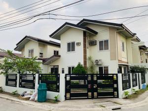 a house with a black fence in front of it at Mansfield w Parking - Fully airconditioned in Angeles