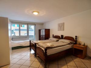 um quarto com 2 camas e uma janela em L'Attila - Big and cozy flat in the Center 7 beds em Zermatt