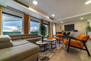 una sala de estar con un sofá y una mesa en Villa Piante - Pool, Whirlpool, en Antonci