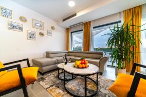 Una sala de estar con un sofá y una mesa con fruta. en Villa Piante - Pool, Whirlpool, en Antonci