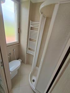 A bathroom at La Mimosa Chic