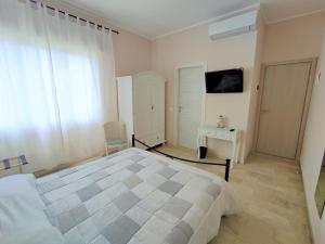 A bed or beds in a room at La Mimosa Chic