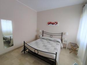 A bed or beds in a room at La Mimosa Chic