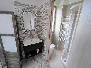 A bathroom at La Mimosa Chic