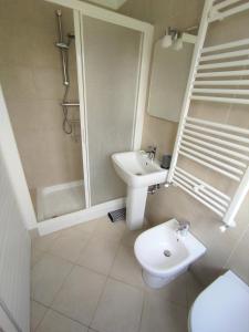 A bathroom at La Mimosa Chic