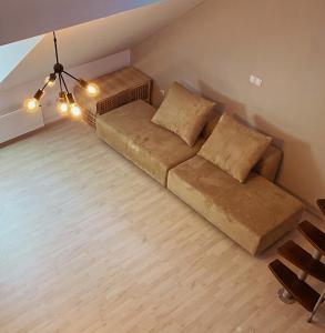 un soggiorno con divano e lampadario pendente di Apartment 31 Vila Golf Nice Vacation a Rogaška Slatina