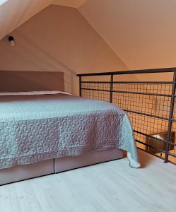 1 dormitorio con 1 cama en el ático en Apartment 31 Vila Golf Nice Vacation, en Rogaška Slatina