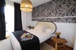 - une chambre dotée d'un lit avec un mur noir et blanc dans l'établissement O Pisiño de Palmeira by Serendipia Turismo, à San Pedro