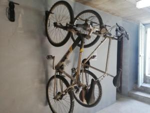 Ein Fahrrad hängt an einer Wand in der Unterkunft Son MASSANET, con piscina y fantásticas vistas in Campanet