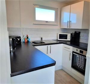 Gallery image of 2 Storey 3 Bedroom Chalet -Outdoor Swimming Pool - sleeps up to 6 - 5 min walk to the Beach, near Broads and Great Yarmouth in Scratby