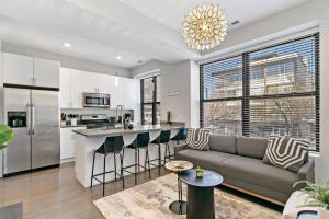 een keuken en een woonkamer met een bank en een bar bij Cozy & Modern 3BR Apartment - Division 201W in Chicago
