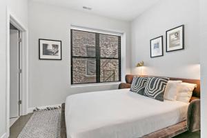 a bedroom with a large bed and a window at Cozy & Modern 3BR Apartment - Division 201W in Chicago