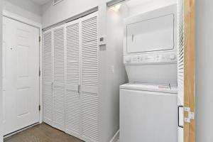biała pralnia z pralką i suszarką w obiekcie Cozy & Modern 3BR Apartment - Division 201W w Chicago