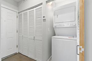 - une buanderie blanche avec lave-linge et sèche-linge dans l'établissement Cozy & Modern 3BR Apartment - Division 201W 301W REP, à Chicago