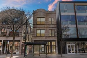 un bâtiment dans une rue de la ville avec des arbres devant dans l'établissement Cozy & Modern 3BR Apartment - Division 201W 301W REP, à Chicago