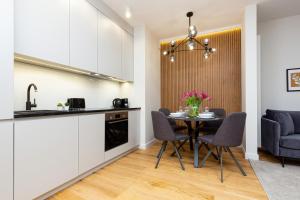 Köök või kööginurk majutusasutuses Mennica Residence - City Center by Renters Prestige