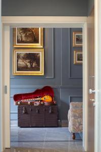 una habitación con una pared azul con una maleta en Coclee Suite Palace en Salve