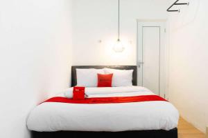 Ένα ή περισσότερα κρεβάτια σε δωμάτιο στο RedDoorz near Sam Poo Kong 3 Semarang +15 φωτογραφίες