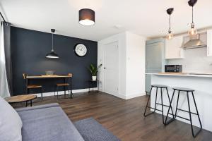 ALTIDO Contemporary Royal Mile Apartment with Balcony