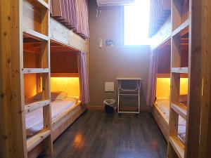 香取にあるホステル　コエドの二段ベッド3組、窓が備わる客室です。
