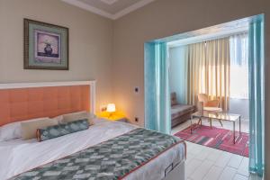 een slaapkamer met een bed en een woonkamer bij Delight Deluxe Aparts in Antalya