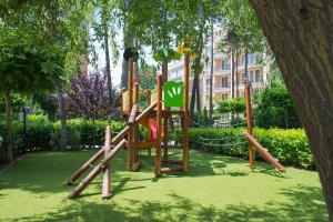 - un parc avec une aire de jeux en bois dans l'établissement Venera & Anastasia Palace Apartments, à Sunny Beach