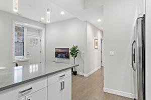 Gallery image of 2BR Trendy Urban Apartment - Division 102W in Chicago