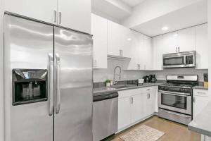 2BR Trendy Urban Apartment - Division 102W tesisinde mutfak veya mini mutfak