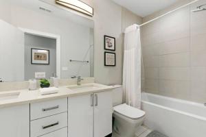 Et badeværelse på Trendy 2BR Urban Retreat - Division 102W