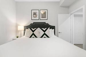 En eller flere senge i et værelse på Trendy 2BR Urban Retreat - Division 102W