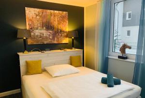 a bedroom with a bed and a window with a painting at BESOTEL Mettmann- 20 Wohnungen 2 Standorte 35 Schlafzimmer 29 Badezimmer 52 Betten für 73 Gäste in Mettmann
