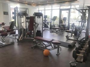 un gimnasio con un montón de equipos de ejercicios. en Elegant Apt With Balcony Minutes from Burj Khalifa, en Dubái