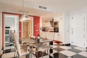 Kuchyňa alebo kuchynka v ubytovaní MALAGA BENALMADENA PUERTO MARINA PLAYA VACACIONAL Luxury