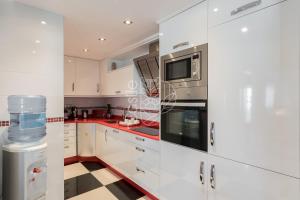 Kuchyňa alebo kuchynka v ubytovaní MALAGA BENALMADENA PUERTO MARINA PLAYA VACACIONAL Luxury