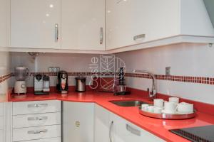 Kuchyňa alebo kuchynka v ubytovaní MALAGA BENALMADENA PUERTO MARINA PLAYA VACACIONAL Luxury