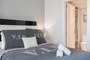 Posteľ alebo postele v izbe v ubytovaní MALAGA BENALMADENA PUERTO MARINA PLAYA VACACIONAL Luxury