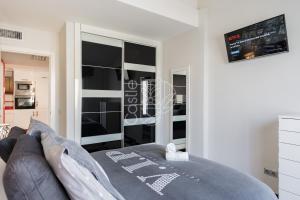 Televízia a/alebo spoločenská miestnosť v ubytovaní MALAGA BENALMADENA PUERTO MARINA PLAYA VACACIONAL Luxury