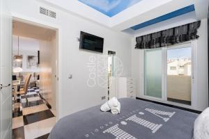 Posteľ alebo postele v izbe v ubytovaní MALAGA BENALMADENA PUERTO MARINA PLAYA VACACIONAL Luxury