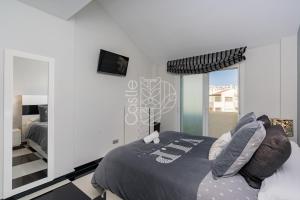 Posteľ alebo postele v izbe v ubytovaní MALAGA BENALMADENA PUERTO MARINA PLAYA VACACIONAL Luxury
