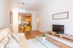 マラガにあるHomemalaga Picasso Luxuryのリビングルーム(白いソファ、テレビ付)