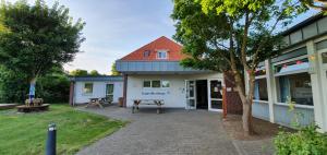 un edificio con una mesa de picnic fuera de él en Jugendherberge Fehmarn, en Fehmarn