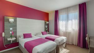 Een bed of bedden in een kamer bij Hotel Akena Toulouse Le Prado - Proche Zénith