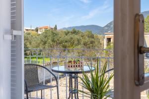 - un balcon avec une table et un gâteau dans l'établissement Albatross Apartments by Konnect, Ipsos Corfu, à Ýpsos